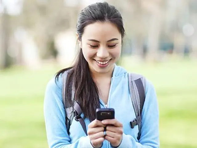 Muito tempo no celular prejudica desempenho acadêmico de universitários, diz estudo