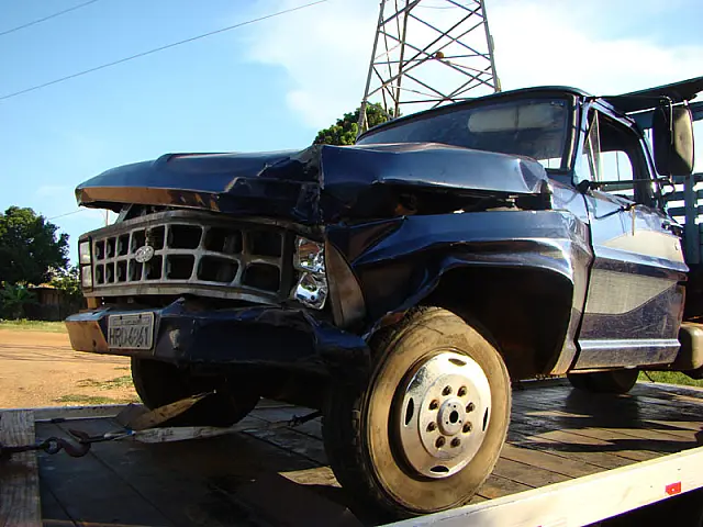 Motorista bate caminhão em torre de alta tensão
