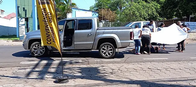 Motorista atinge mulher ao dar marcha à ré em frente em Corumbá