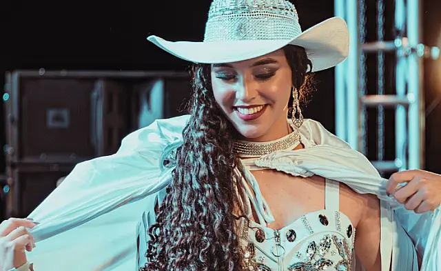 Estudante da UFMS vence concurso e é eleita Rainha do Rodeio em feira agropecuária