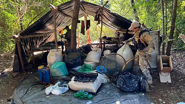 Paraguai põe abaixo 6 acampamentos de traficantes e incinera 7 toneladas de maconha na fronteira