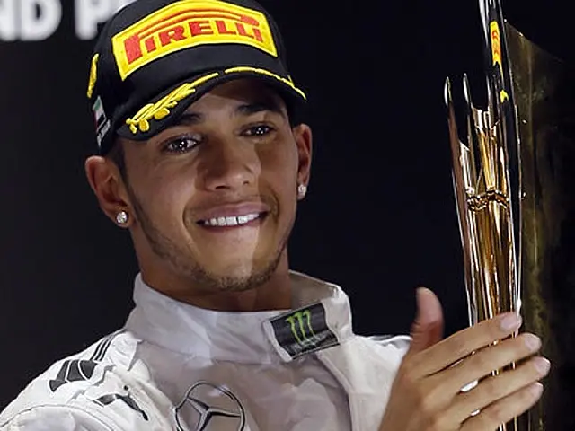 Bicampeão Lewis Hamilton já pensa no título de 2015