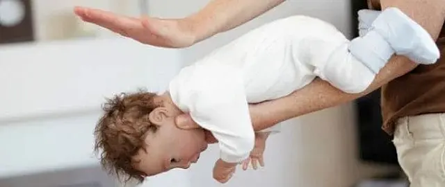 Vídeo: veja o que fazer quando um bebê estiver engasgando