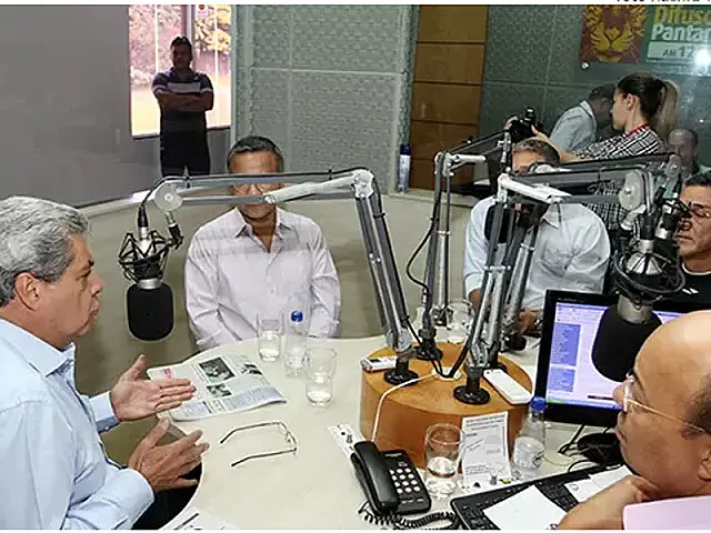 Governador destaca investimentos em infraestrutura e saúde no Estado durante entrevista para rádio