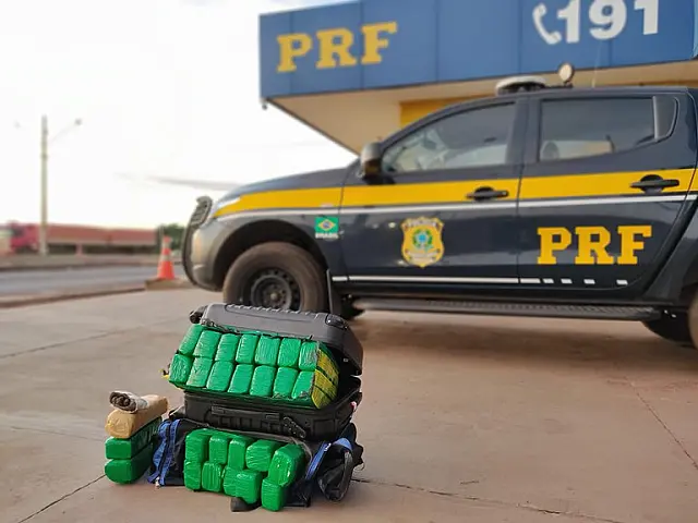 Menor é flagrado com bagagens "recheadas" com maconha