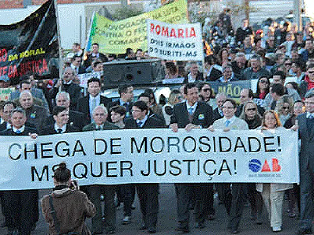 Contra fechamento de comarcas, centenas realizam passeata em Campo Grande