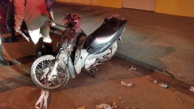 Motociclista fica ferido em acidente com caminhonete na Duque de Caxias