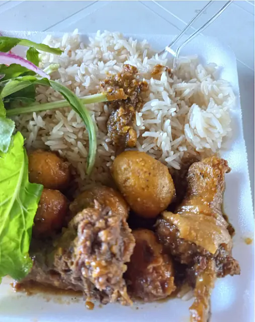 Aprenda a fazer a galinhada com pequi, receita ensinada na festa de Camisão