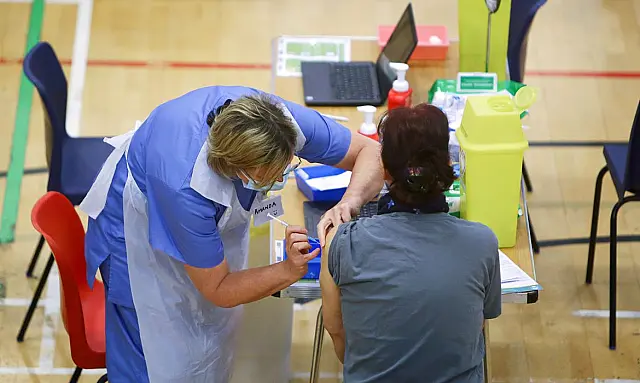 Covid-19: 75% dos adultos já tomaram a primeira dose no Brasil