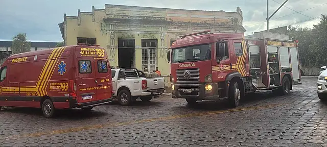 Bombeiros combatem incêndio em casarão abandonado no Centro de Corumbá