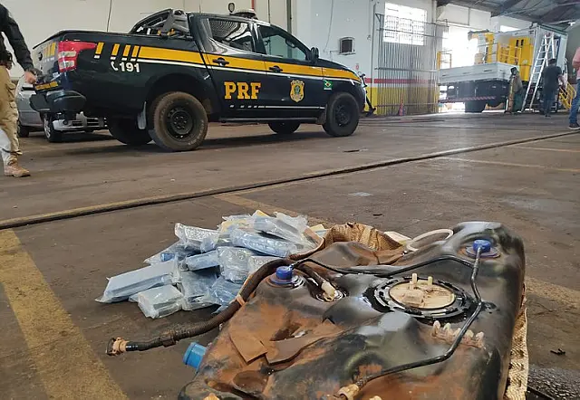 PRF prende trio que levava cocaína escondida em motor de carro