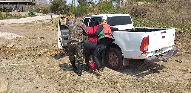 Policiais ambientais resgatam pescadora ferida por arraia