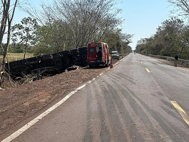 Caminhão se envolve em acidente grave na BR-262