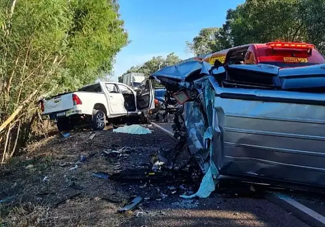 Criança de 8 anos e duas pessoas morrem após colisão que destruiu Hilux e Jeep