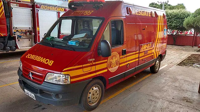 Motociclista tem ferimentos na perna depois de bater na traseira de carro