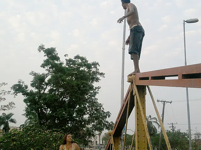 Jovens se arriscam na estrutura da Ponte Velha