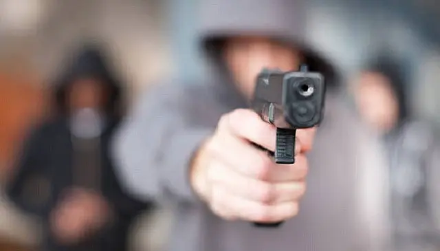 Armados, bandidos rendem rapaz e roubam motocicleta