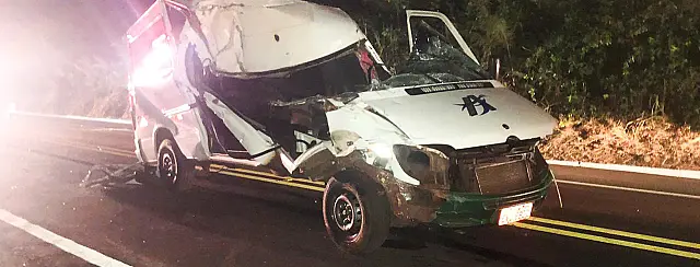 Van fica destruída em batida na BR-262, mas motorista escapa com vida