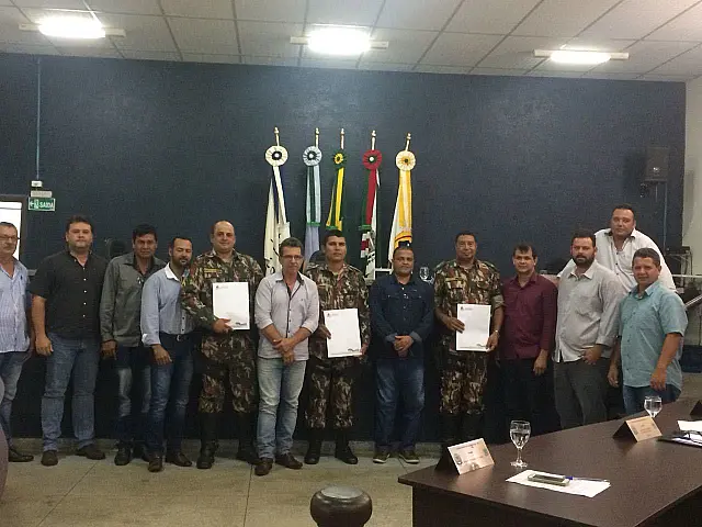 Policiais são homenageados por salvar homem em enchente