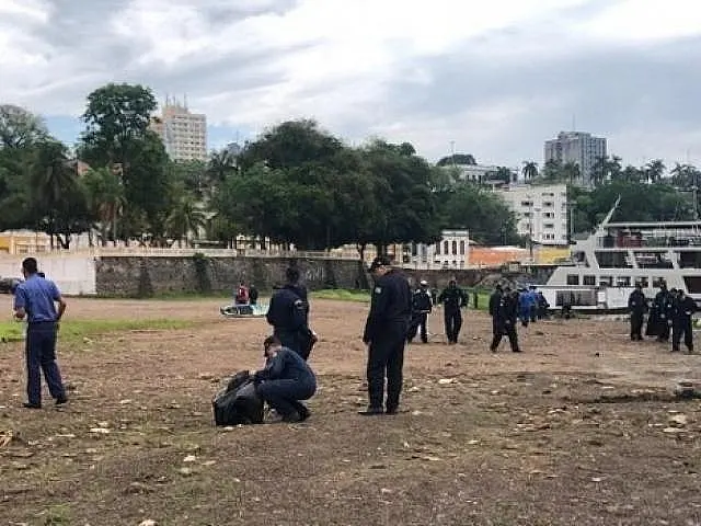 Militares da Marinha recolhem 300 quilos de lixo na margem do rio Paraguai