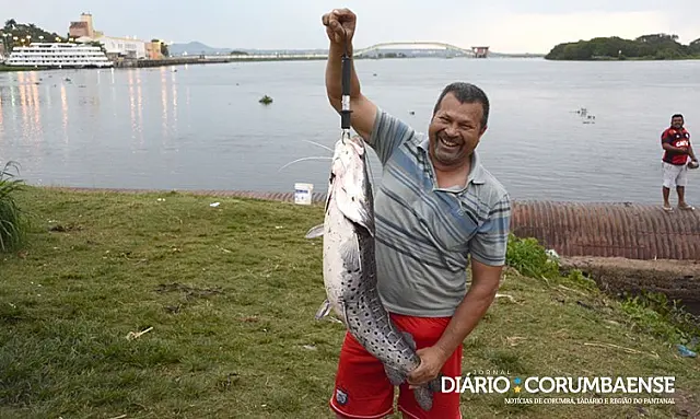 "De primeira", aposentado pesca pintado de cerca de dez quilos no Porto Geral