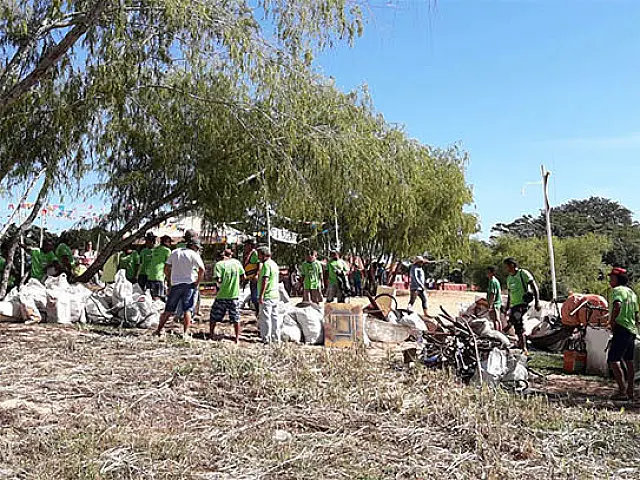 Pescadores retiram quase 2 mil quilos de lixo de rios do município