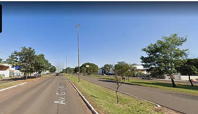 Motorista morre ao bater em árvores de canteiro em Campo Grande
