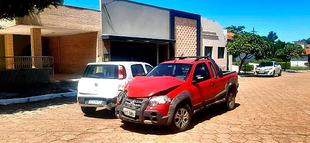 Idoso dá ré e atinge Fiat Strada no Centro de Aquidauana