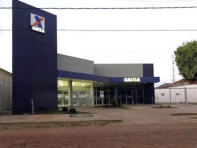 Agências abrem e trabalhador chega às 6 horas para sacar FGTS