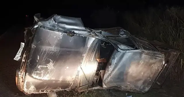Hillux capota após atropelar anta na BR-359