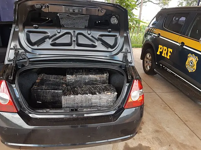 PRF apreende carro com 243 kg de maconha em MS