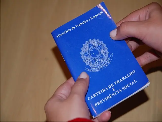 Após roubo na porta da lotérica, ladrão deixa carteira de trabalho cair durante a fuga