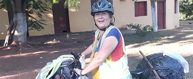 De bicicleta, Lina viaja 14 países e chega a Piraputanga