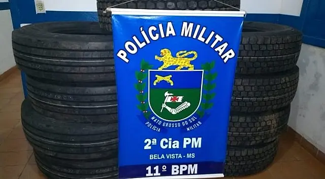 Polícia apreende pneus contrabandeados que estavam escondidos em caminhão