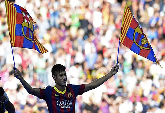 Neymar veste a camisa do Barcelona no Camp Nou