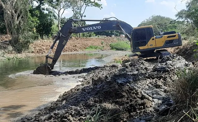 Prefeitura de Corumbá executa limpeza de canais de drenagem de águas pluviais
