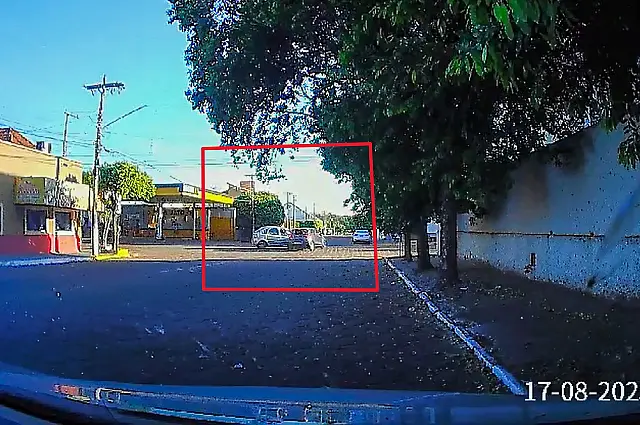 Câmera de automóvel registra momento exato de colisão no centro de Aquidauana (Vídeo)