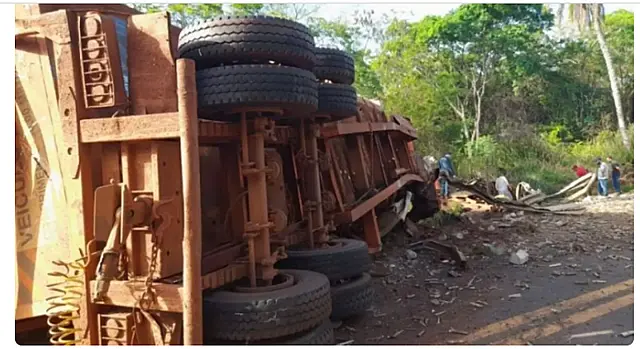 Carretas batem na MS-316 e motoristas ficam gravemente feridos