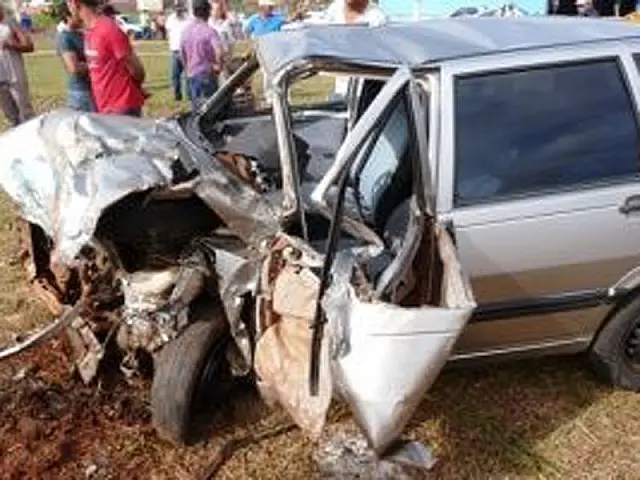 Acidente entre caminhão e veículo de passeio deixa uma pessoa morta