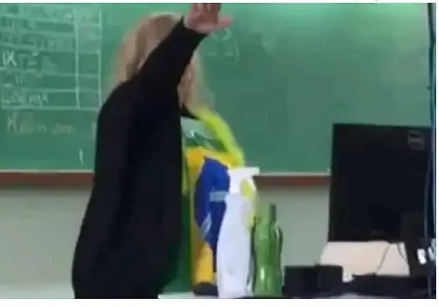 Professora é investigada por fazer gesto nazista em escola do Paraná