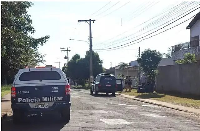 Rapaz é assassinado com tiro na cabeça na frente de casa
