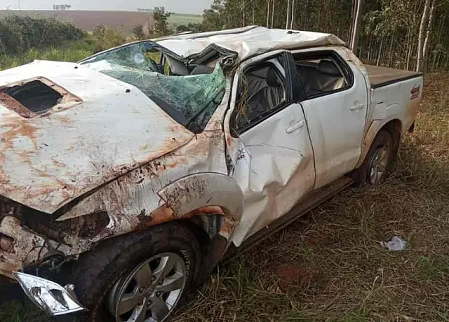 Produtor rural de 86 anos fica ferido após capotamento de Hilux em MS