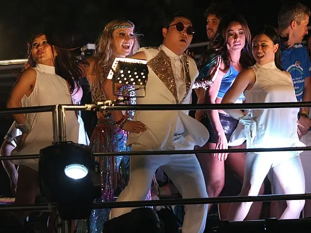 Psy canta 'Gangnam Style' no trio