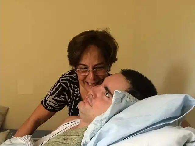 Com filho em estado vegetativo há 18 anos, mãe diz que ele vivo é ?presente?