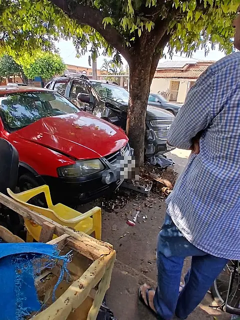 Caminhonete atinge carro estacionado na calçada em Aquidauana