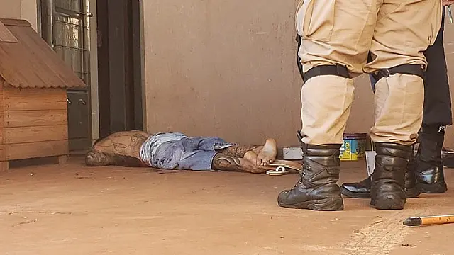 Homem é assassinado a tiros na varanda de casa
