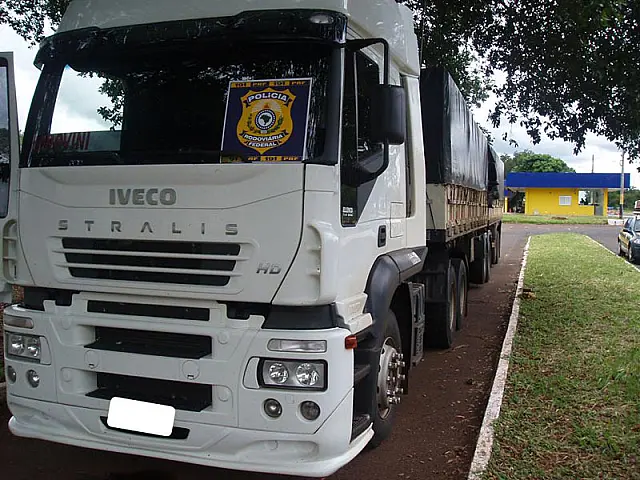 PRF apreende carreta com cigarros contrabandeados