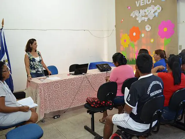 Diretores da rede municipal de ensino se reúnem na GEMED