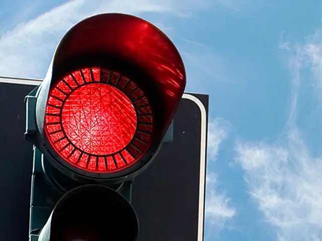 Condutor avança sinal vermelho e causa acidente no Centro de Aquidauana