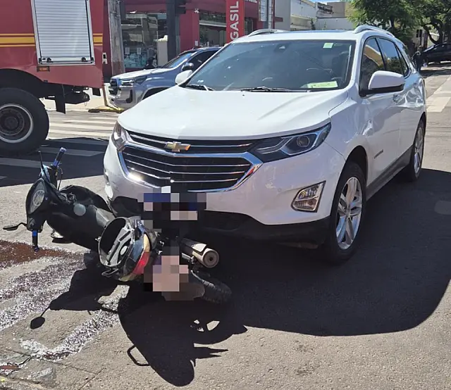 Mulher de 30 anos fica ferida em colisão entre moto e carro em Corumbá